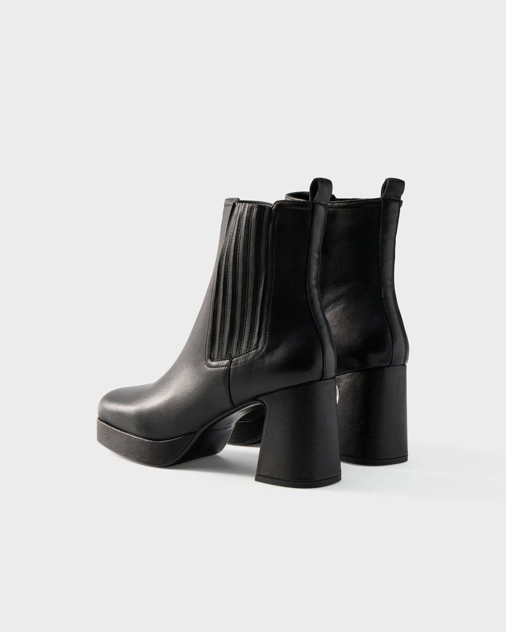 Stivaletto in nappa con elastico e plateau
