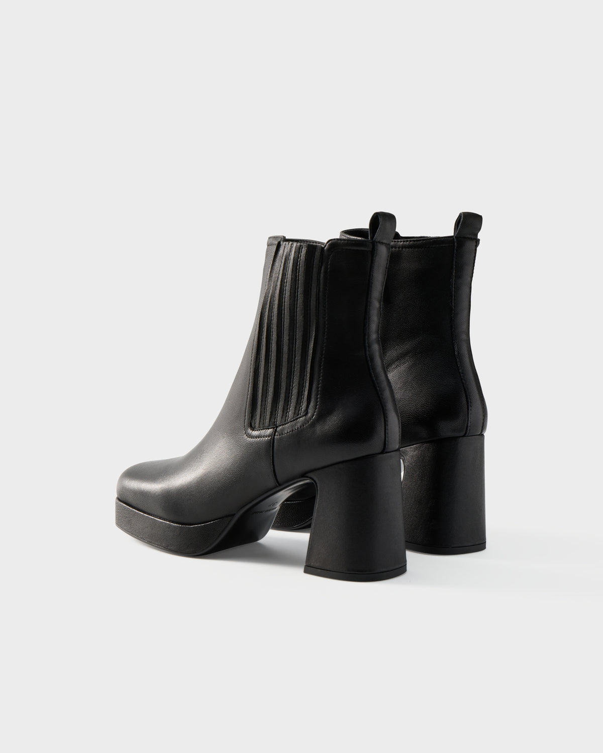 Stivaletto in nappa con elastico e plateau