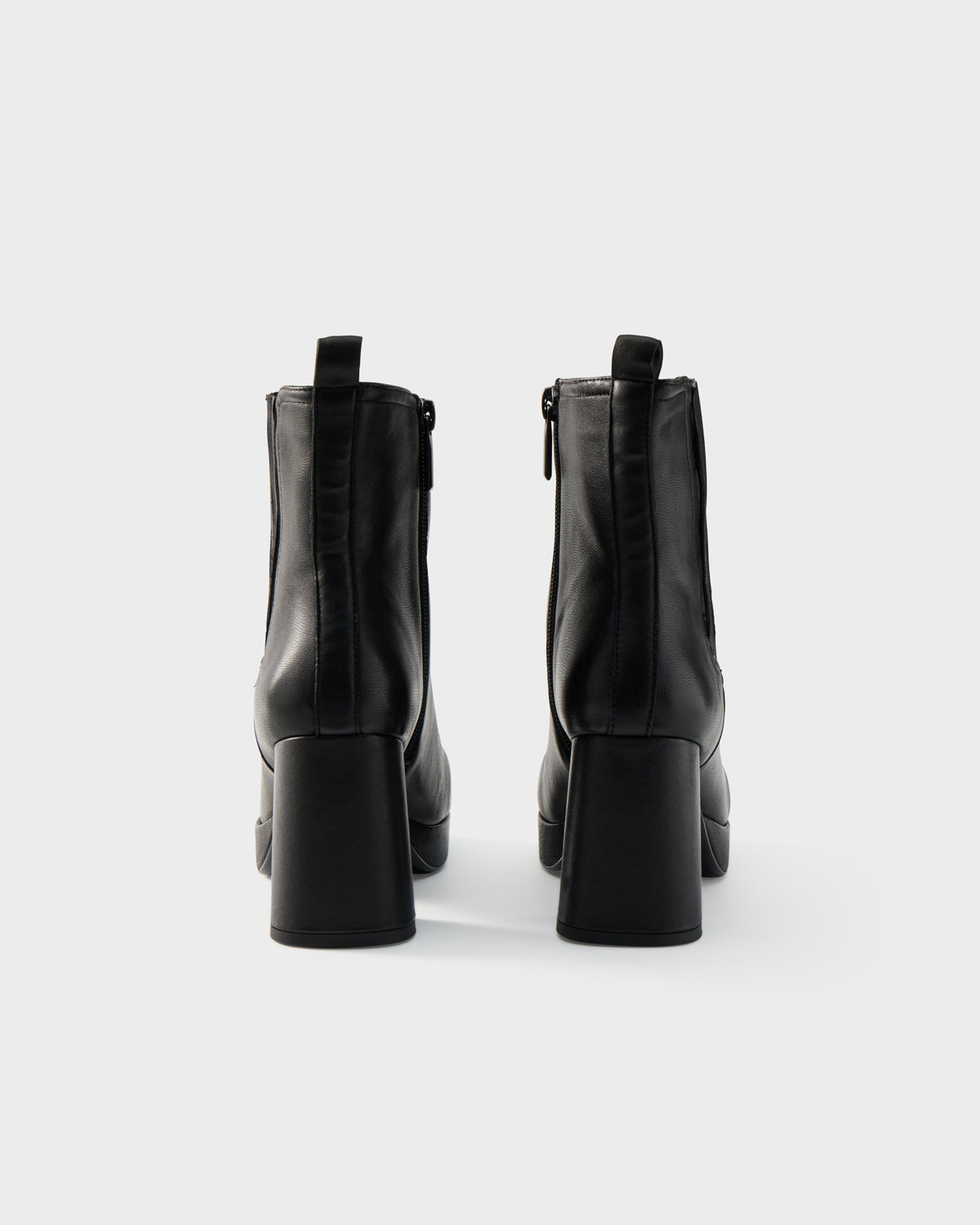 Stivaletto in nappa con elastico e plateau